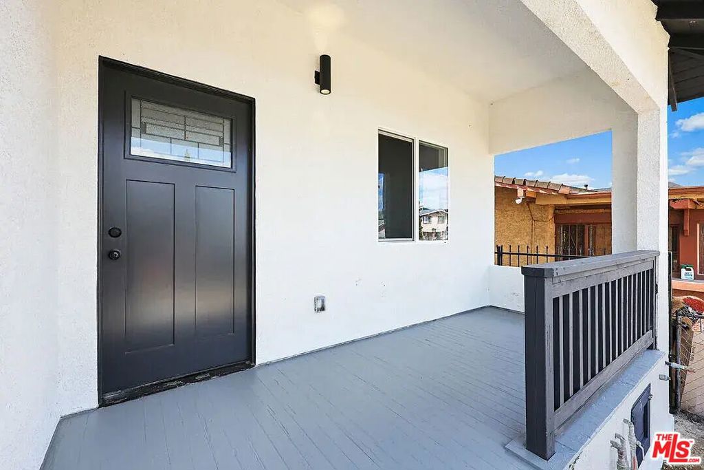 438 E 56th Street Property Photo 2