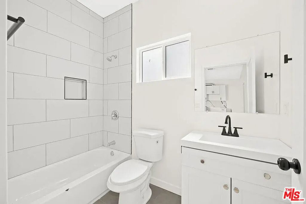 438 E 56th Street Property Photo 4