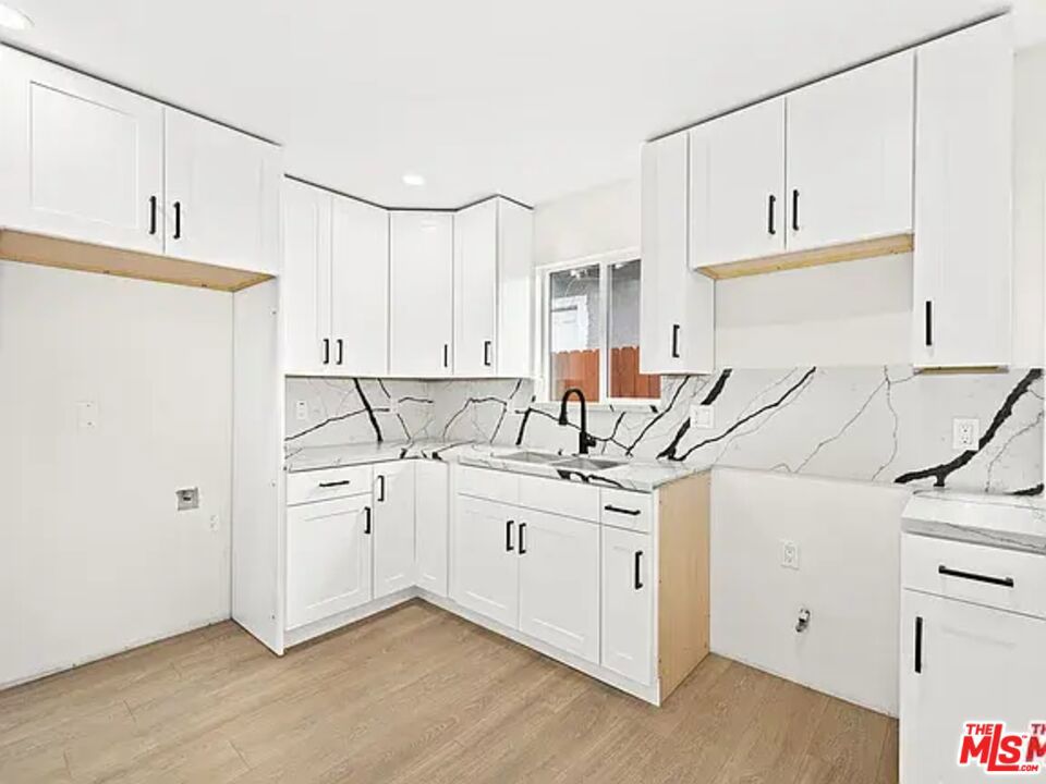 438 E 56th Street Property Photo 5