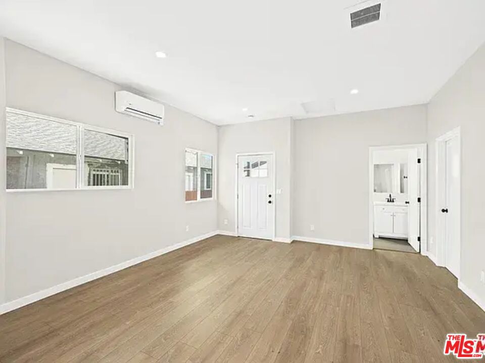 438 E 56th Street Property Photo 6