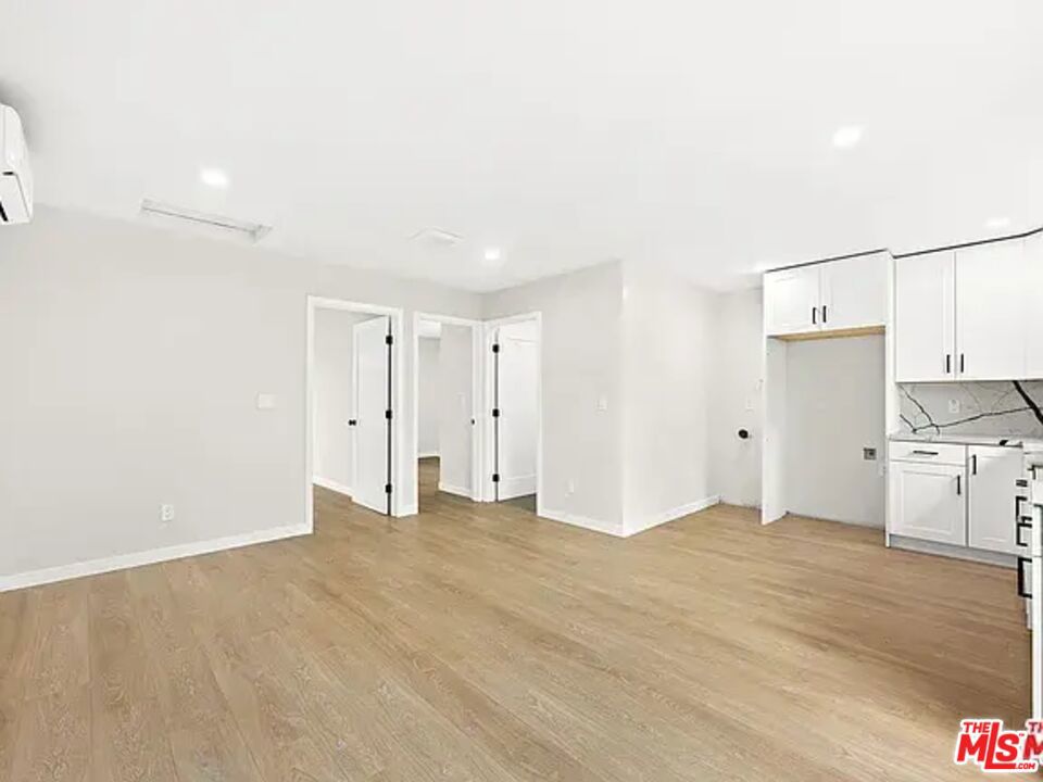 438 E 56th Street Property Photo 7