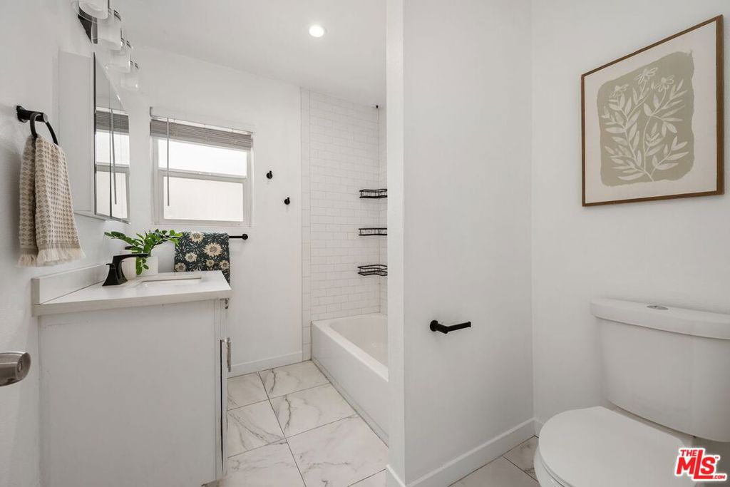 1919 W 65th Place Property Photo 11