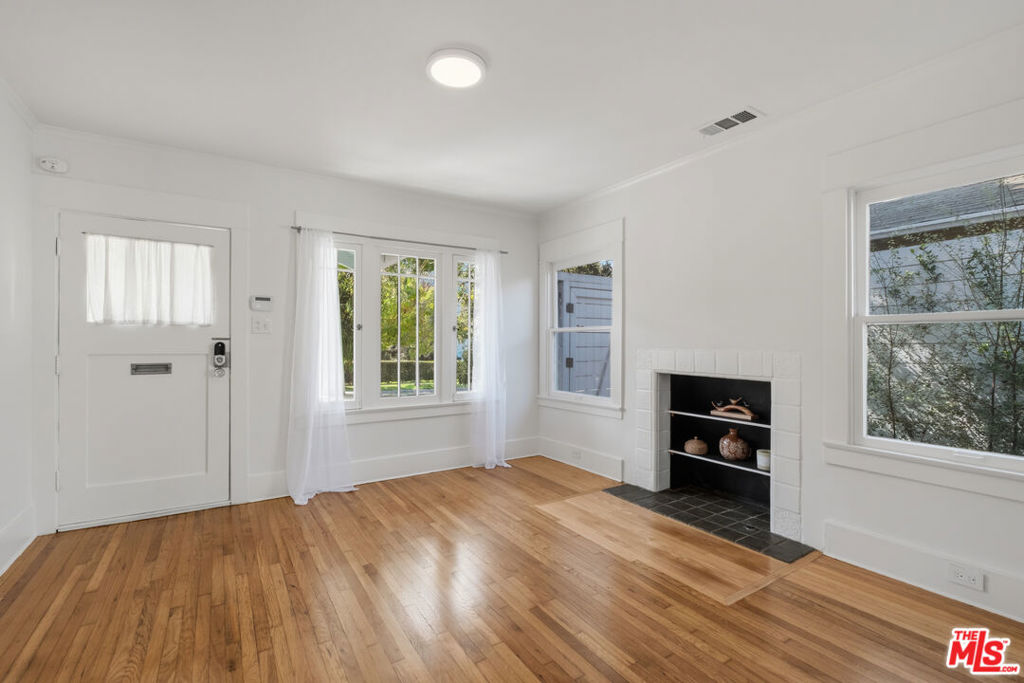 2213 Arizona Avenue Property Photo 4