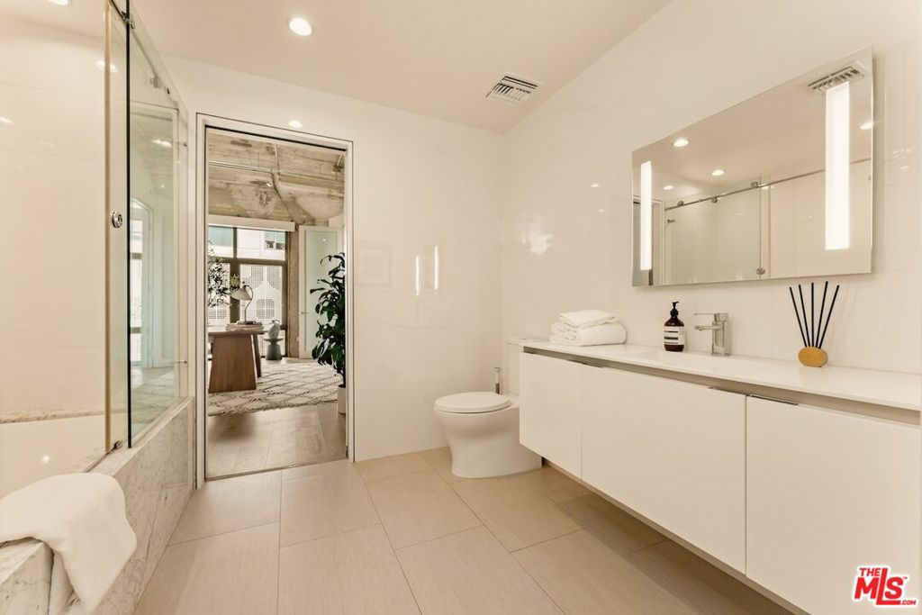 330 W 11th Street 401 & 402 Property Photo 16