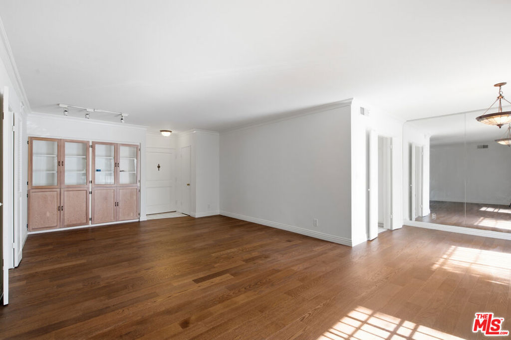 837 S Windsor Boulevard 6 Property Photo 5