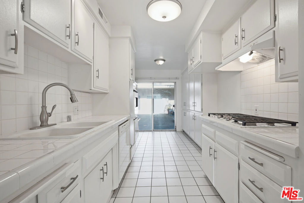 837 S Windsor Boulevard 6 Property Photo 10
