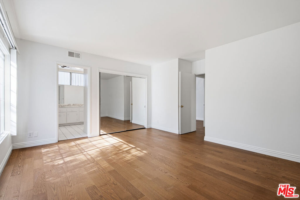 837 S Windsor Boulevard 6 Property Photo 14