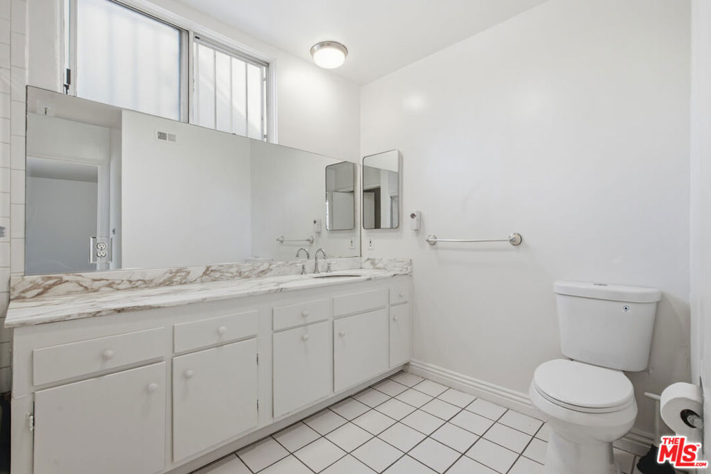 837 S Windsor Boulevard 6 Property Photo 17