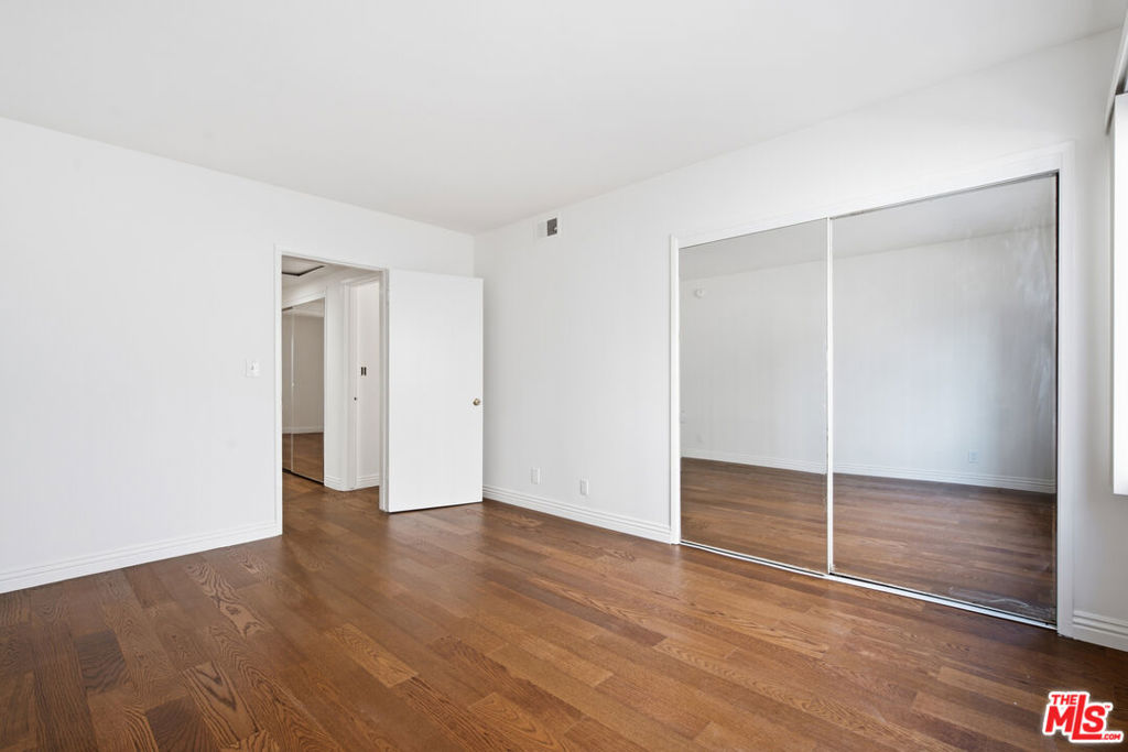 837 S Windsor Boulevard 6 Property Photo 18