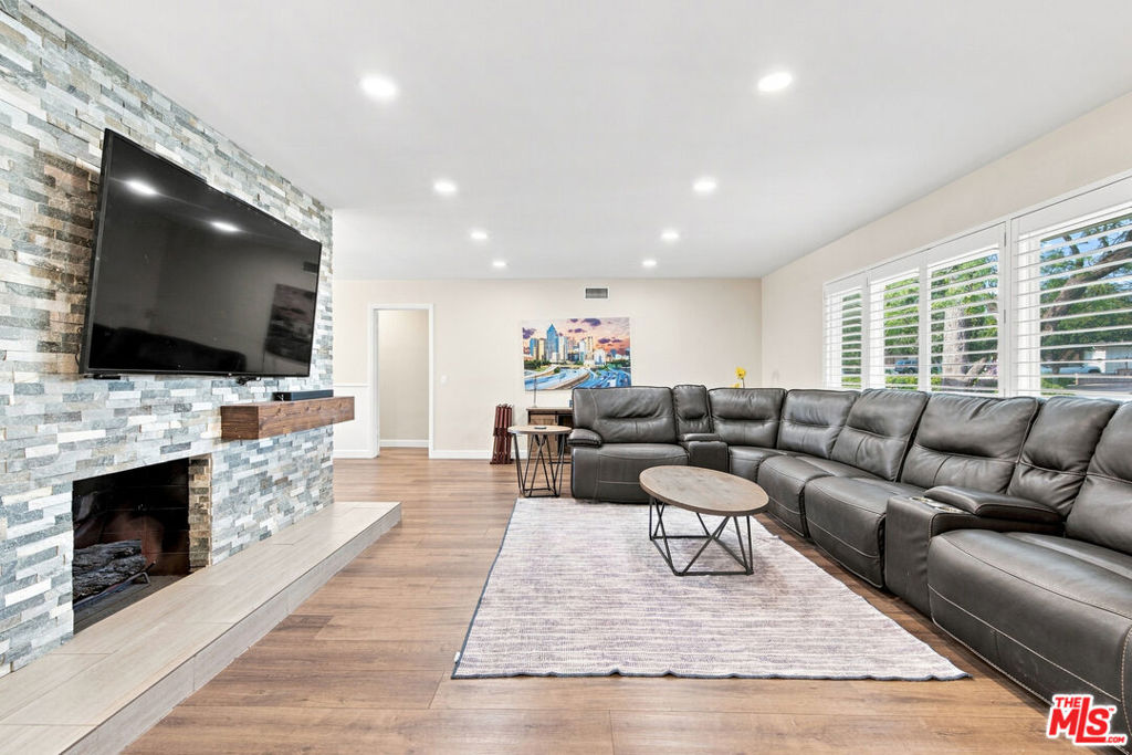 1873 Rosemount Avenue Property Photo 3