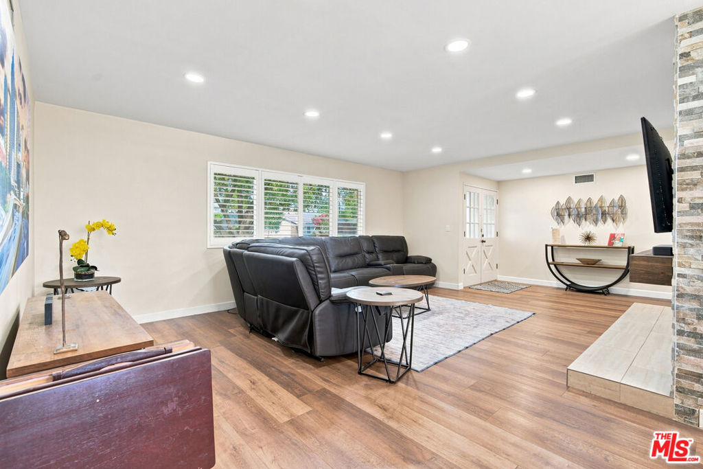 1873 Rosemount Avenue Property Photo 4
