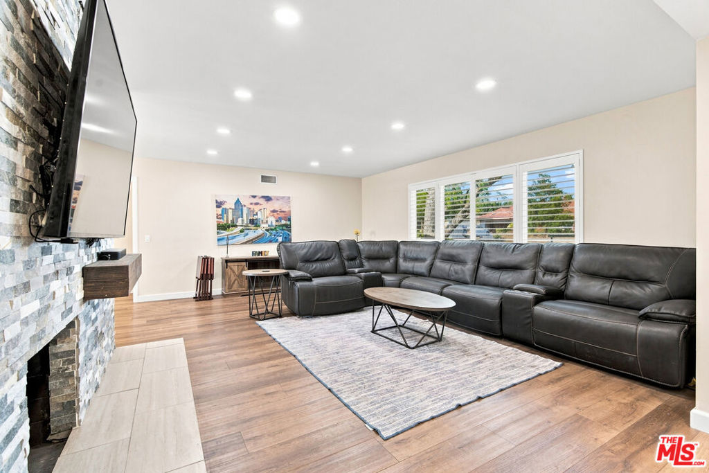 1873 Rosemount Avenue Property Photo 6