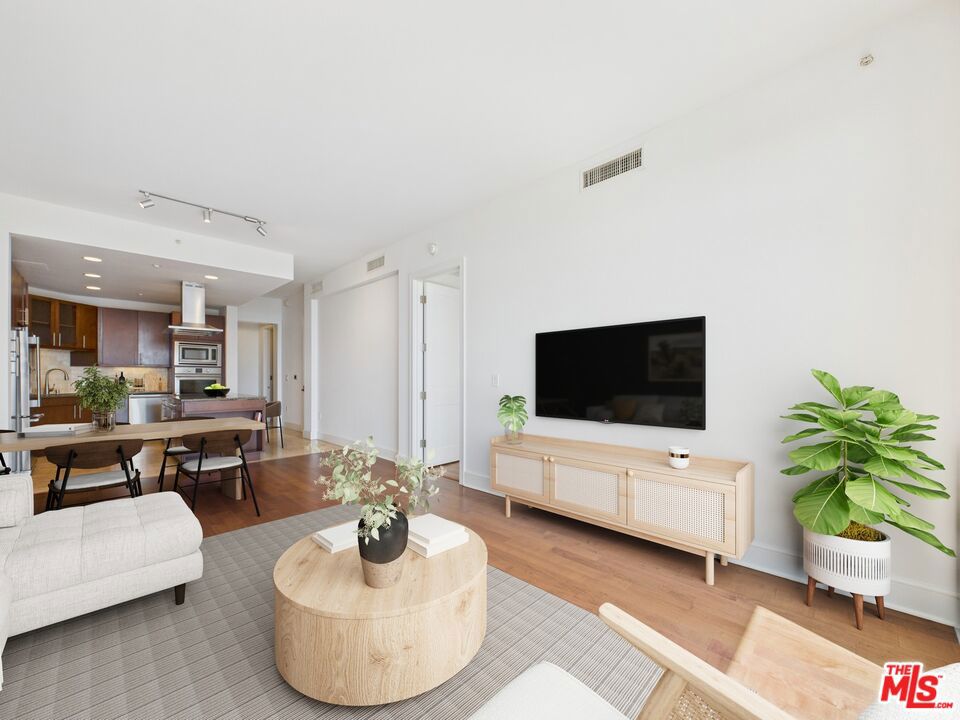 10700 Wilshire Boulevard 706 Property Photo 2