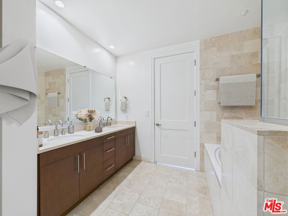 10700 Wilshire Boulevard 706 Property Photo 9