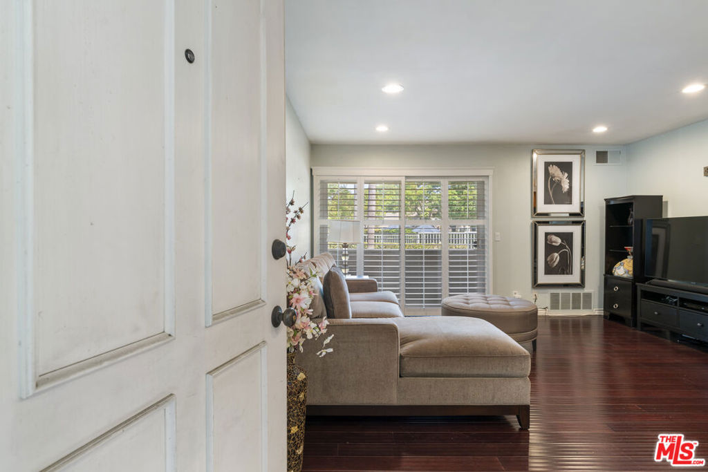3863 Thorncroft Lane E Property Photo 1