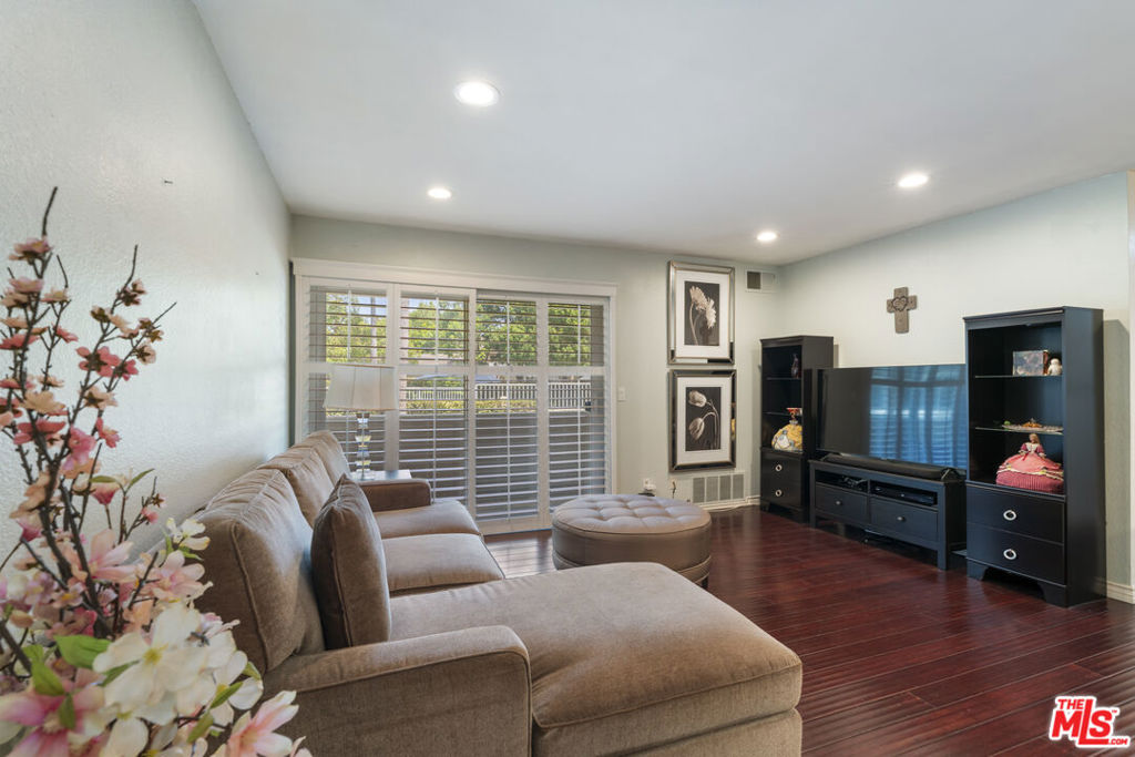 3863 Thorncroft Lane E Property Photo 3