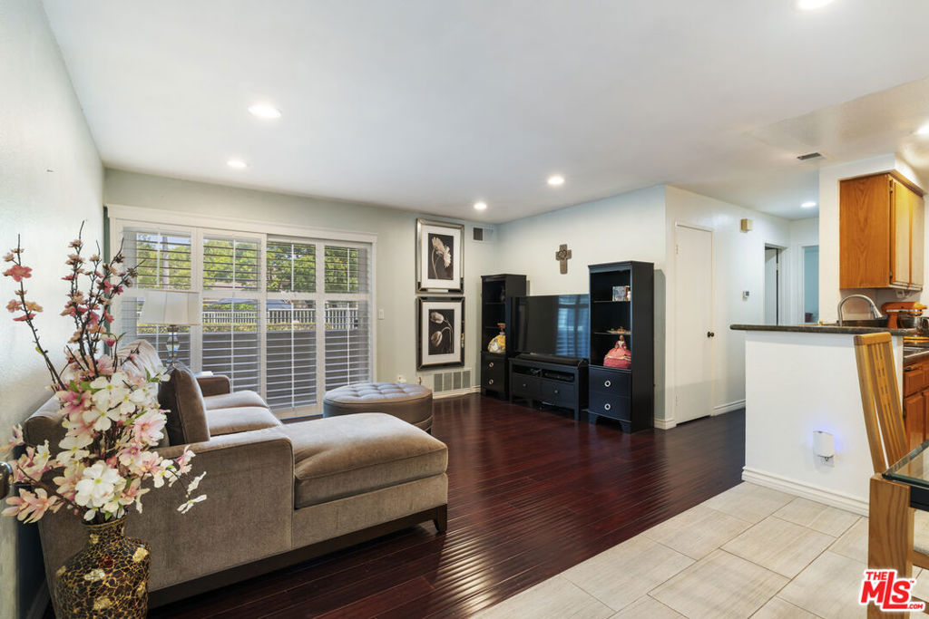 3863 Thorncroft Lane E Property Photo 4