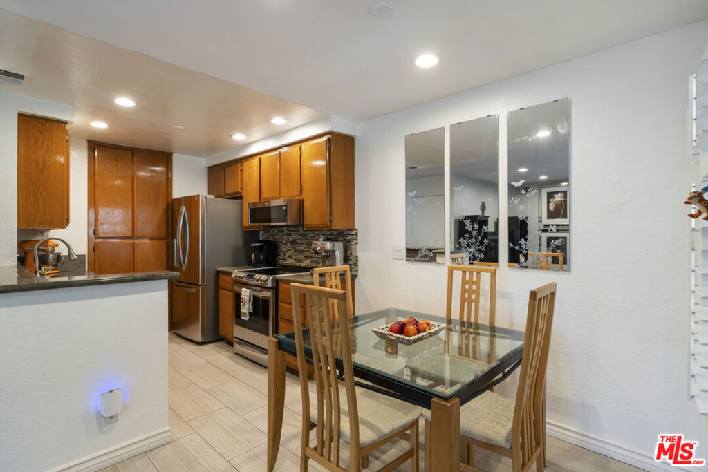 3863 Thorncroft Lane E Property Photo 6
