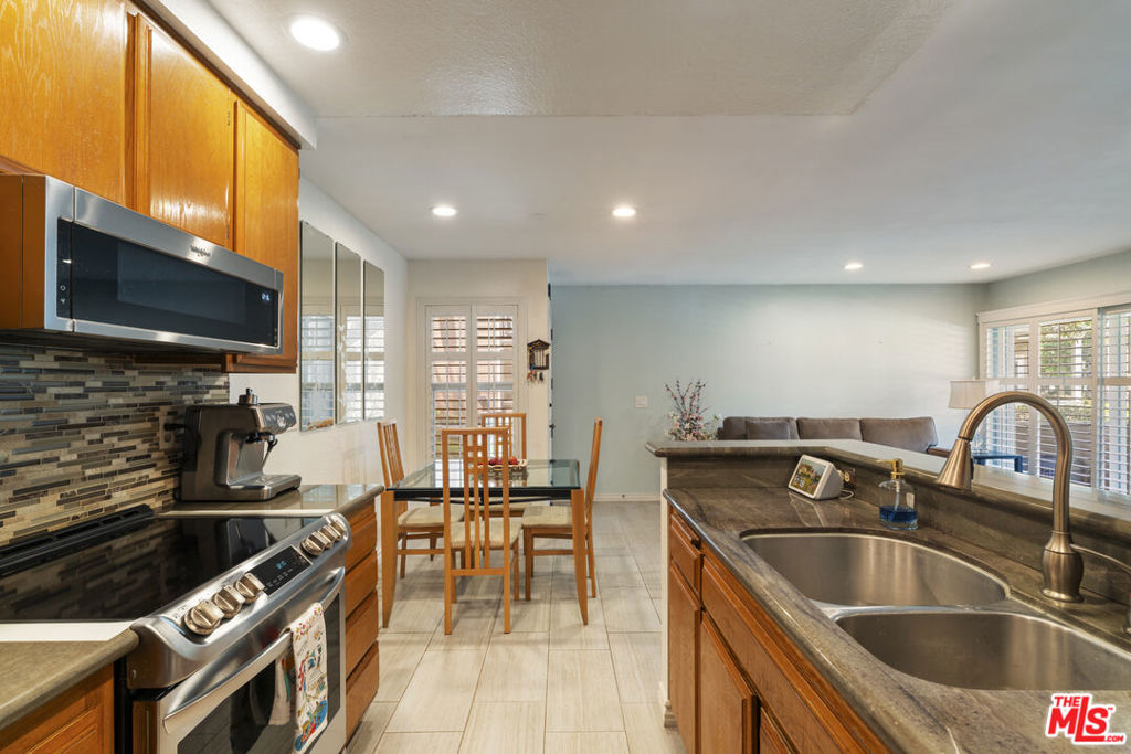 3863 Thorncroft Lane E Property Photo 8