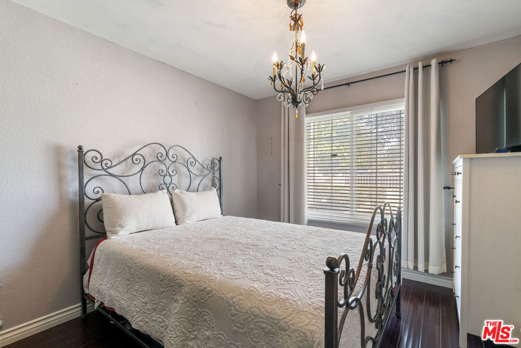 3863 Thorncroft Lane E Property Photo 10