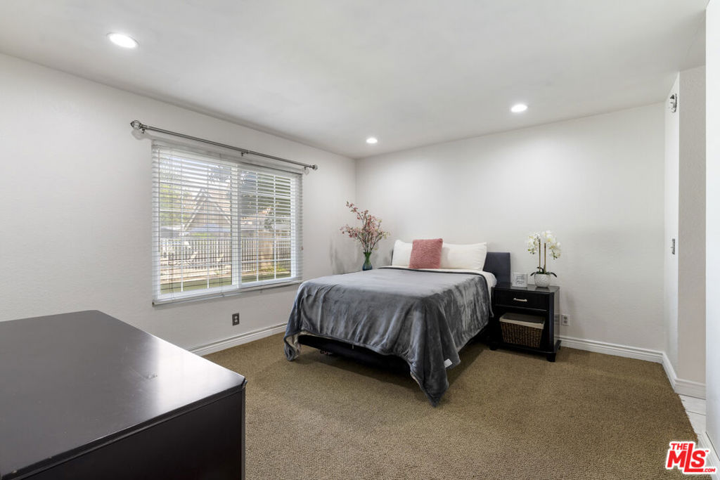 3863 Thorncroft Lane E Property Photo 11