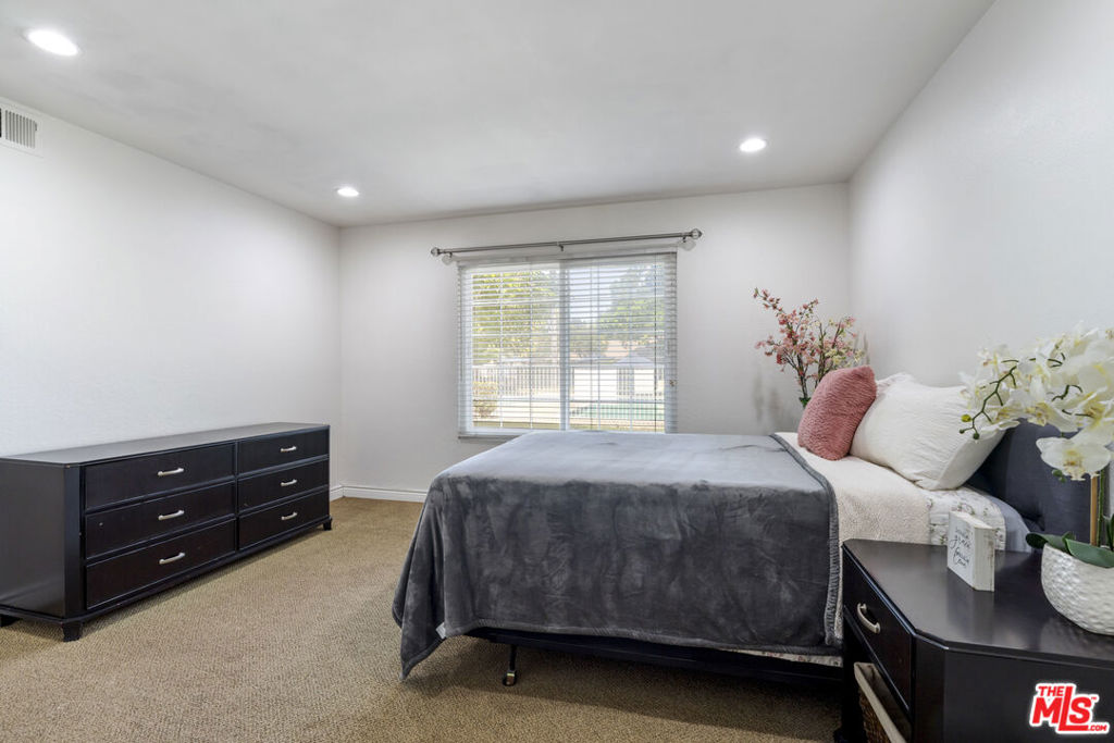 3863 Thorncroft Lane E Property Photo 12