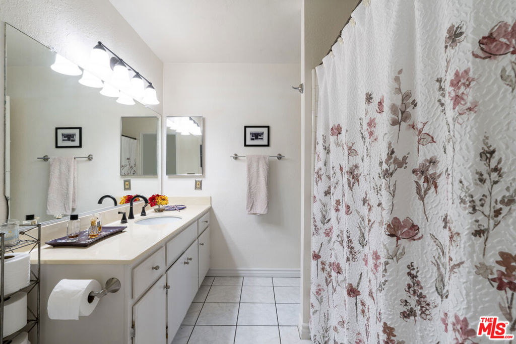 3863 Thorncroft Lane E Property Photo 14