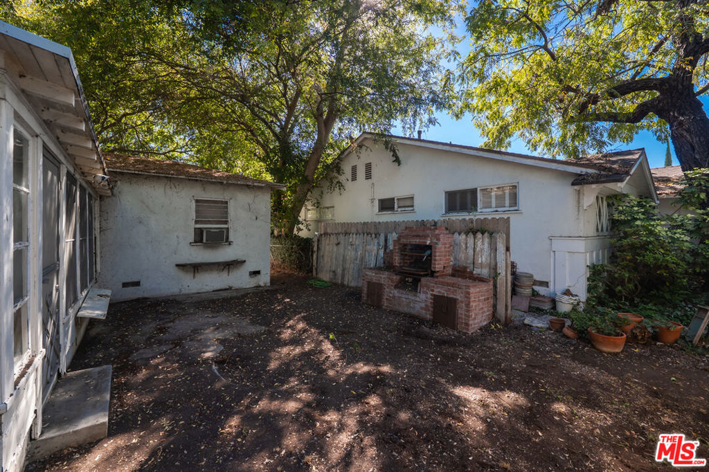 4480 Colbath Avenue Property Photo 6