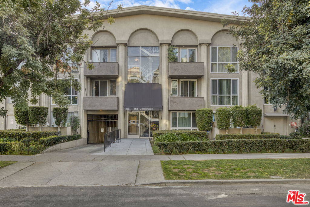 1833 Westholme Avenue Property Photo 3
