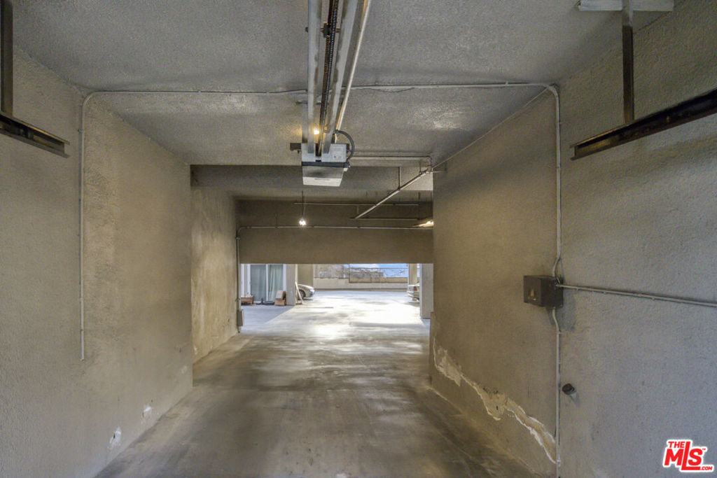 1833 Westholme Avenue Property Photo 6