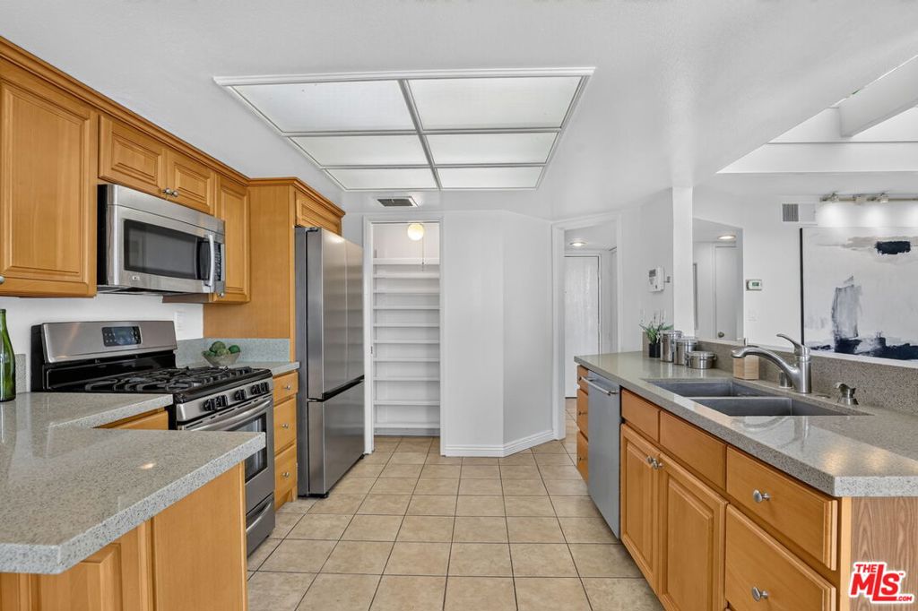 2677 Centinela Avenue 401 Property Photo 13
