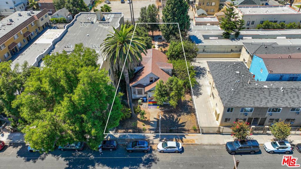 3015 Shrine Place Property Photo 1