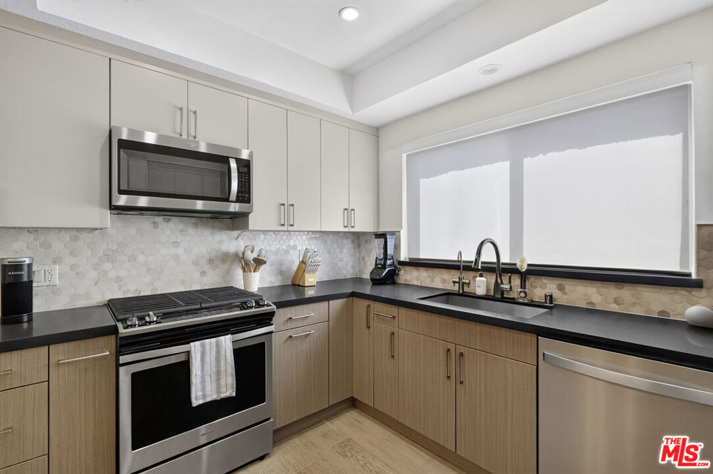 166 S Hayworth Avenue 201 Property Photo 9