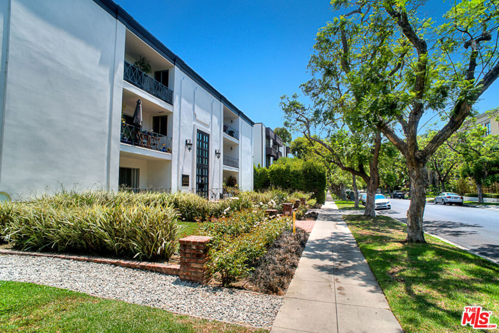 416 N Oakhurst Drive 107 Property Photo 2
