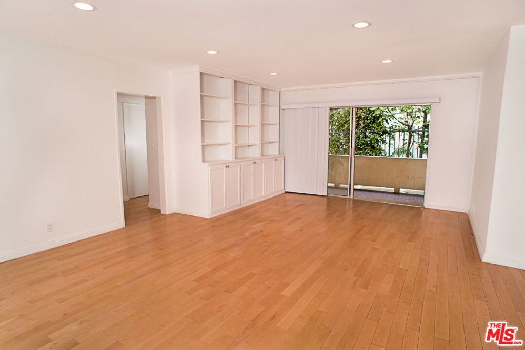 416 N Oakhurst Drive 103 Property Photo 3