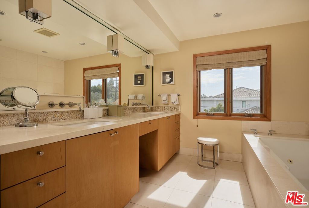 12960 San Vicente Boulevard Property Photo 20