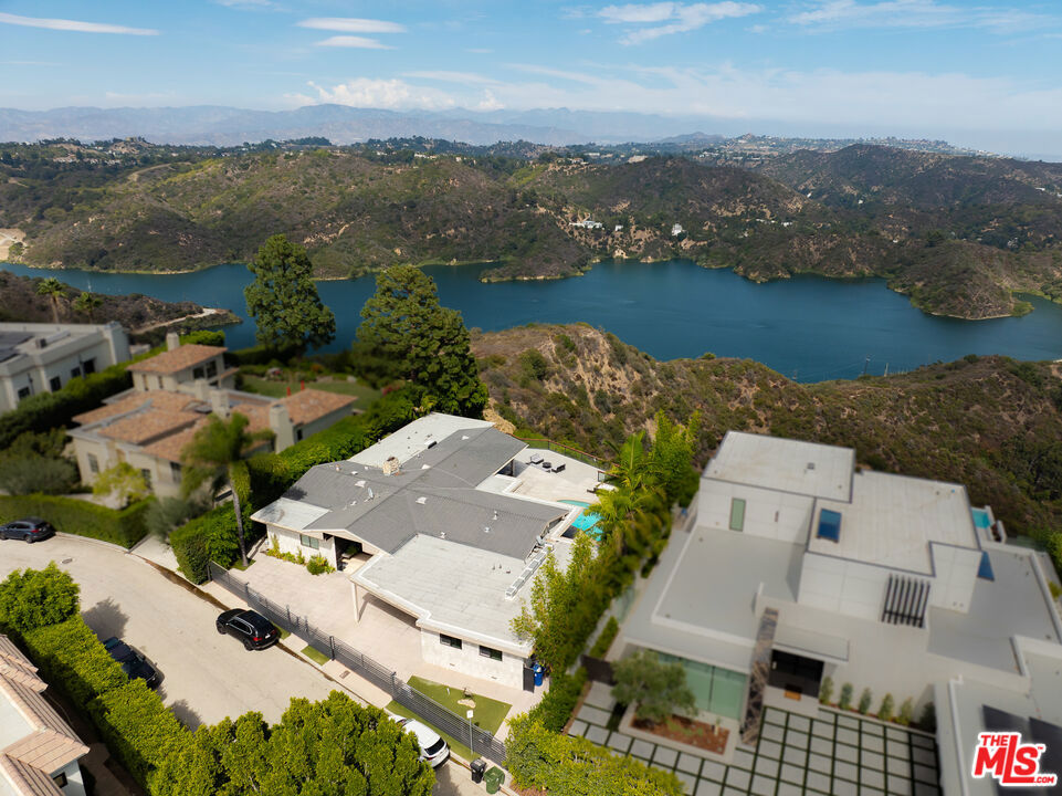 2052 Stradella Road Property Photo 4
