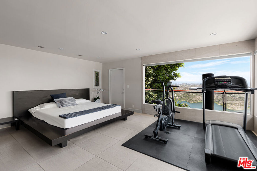 2052 Stradella Road Property Photo 17