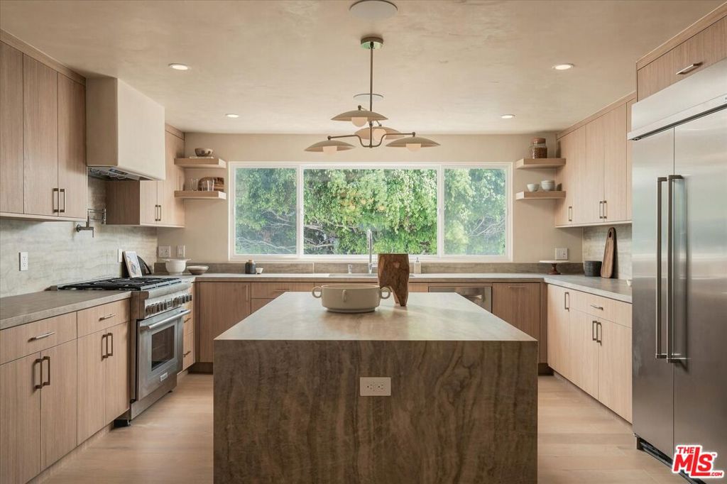 18 Voyage Street Property Photo 16