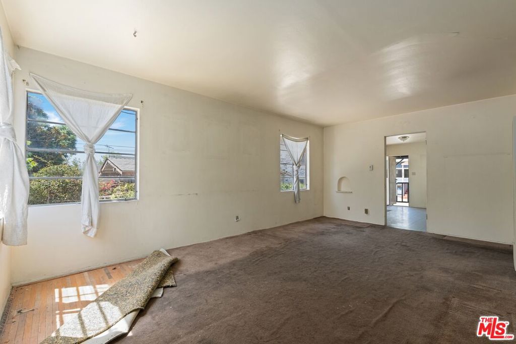 841 Laveta Terrace Property Photo 3