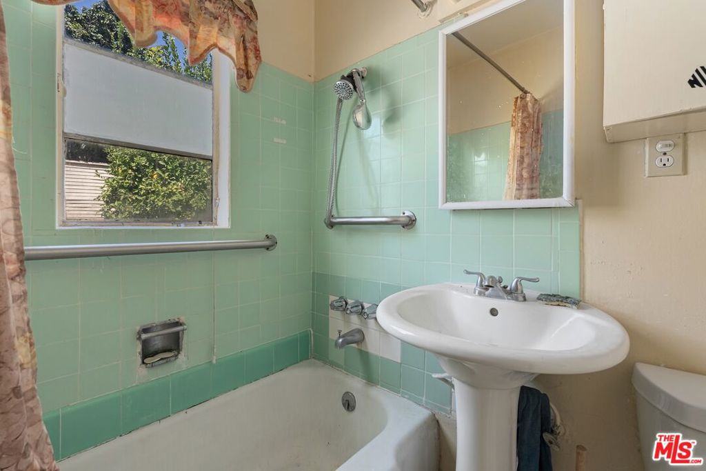 841 Laveta Terrace Property Photo 13