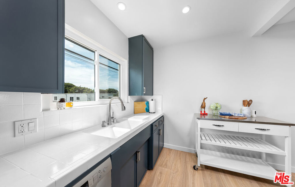 1014 Pier Avenue Property Photo 4