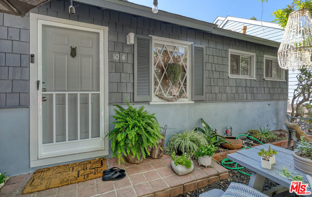 1014 Pier Avenue Property Photo 12