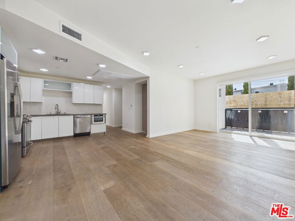 850 Crenshaw Boulevard 203 Property Photo 2