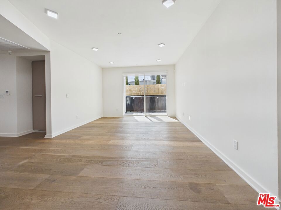 850 Crenshaw Boulevard 203 Property Photo 3