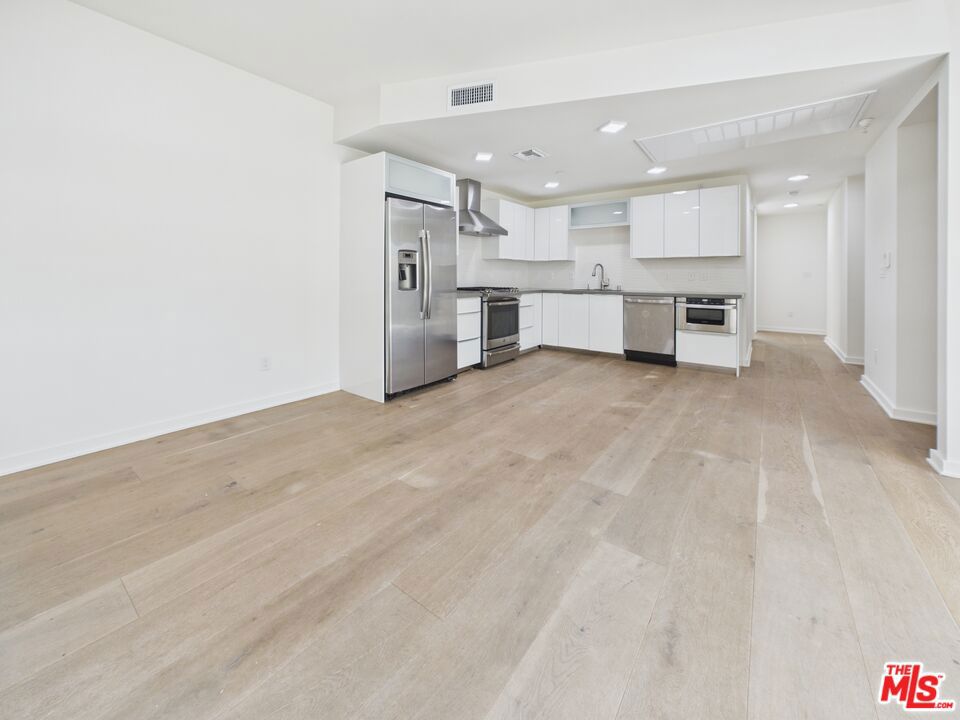 850 Crenshaw Boulevard 203 Property Photo 5