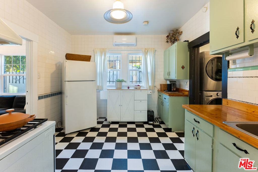 534 Casanova Street Property Photo 10