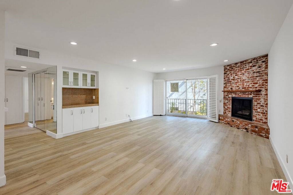 2385 Roscomare Road D15 Property Photo 1