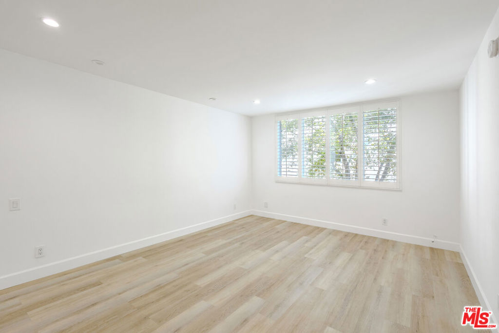 2385 Roscomare Road D15 Property Photo 7