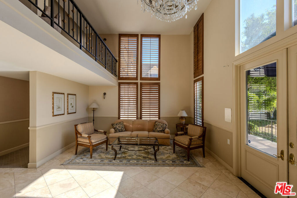 2385 Roscomare Road D15 Property Photo 16